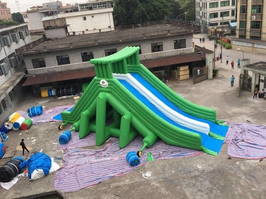 Gorila inflable multicolora de los toboganes acuáticos explotar el castillo combinado
