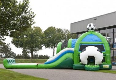 Castillo de salto inflable del fútbol asombroso combinado con el tobogán acuático