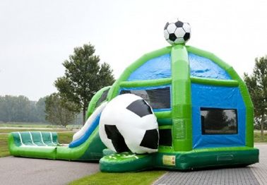 Castillo de salto inflable del fútbol asombroso combinado con el tobogán acuático