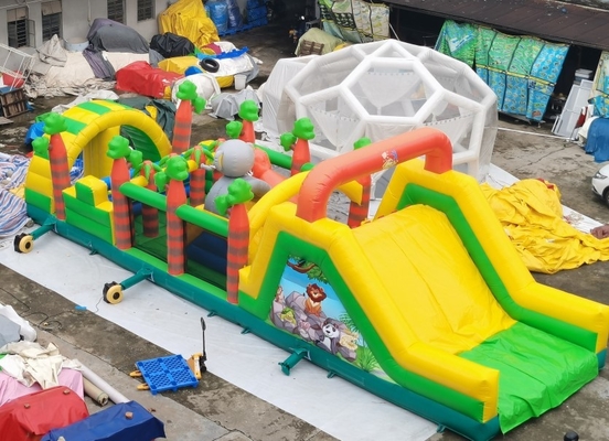 carrera de obstáculos inflable animal del PVC de 0.55m m con los juguetes el 15*5*4.5m