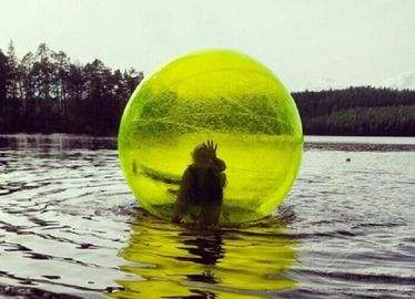 El agua inflable gigante amarilla/azul juega la bola humana de la burbuja del agua