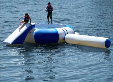 Trampolín inflable al aire libre azul del agua, juguetes inflables modificados para requisitos particulares del agua para el lago