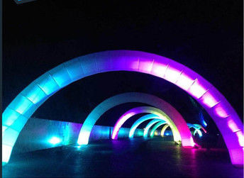 Iluminación de la forma inflable decorativa del arco iris del arco para el funcionamiento de la raza