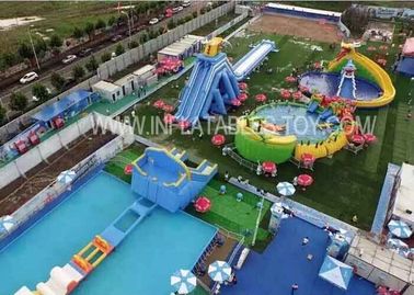 Parque inflable del agua de la diversión al aire libre con la diapositiva gigante de la natación