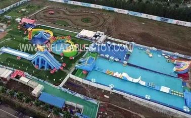 Parque inflable del agua de la diversión al aire libre con la diapositiva gigante de la natación