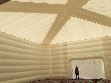 Estructura de edificio blanca del aire de la tienda inflable gigante estupenda durable para el acontecimiento/el partido