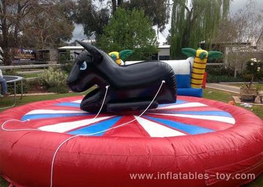 Rodeo mecánico gigante Bull de los juegos inflables de los deportes del parque de atracciones con el colchón inflable