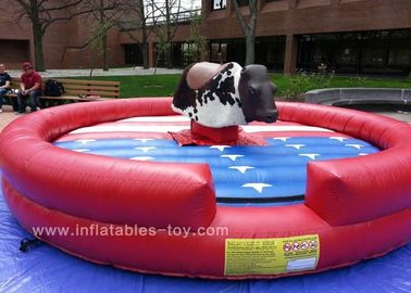 Rodeo mecánico gigante Bull de los juegos inflables de los deportes del parque de atracciones con el colchón inflable