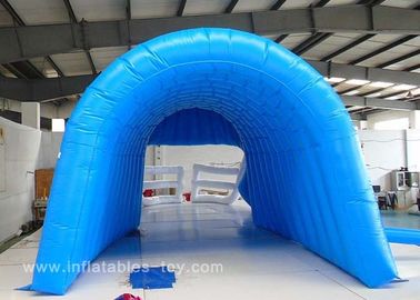 Túnel inflable del casco de fútbol americano de los asaltantes entrenados para la lucha cuerpo a cuerpo americanos grandes del negro azul