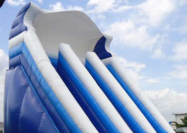 Los toboganes acuáticos comerciales gigantes, azul embroman los toboganes acuáticos inflables con la piscina