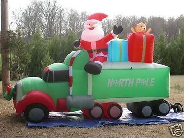La Navidad inflable gigante de los productos de la publicidad adorna a Papá Noel con el coche