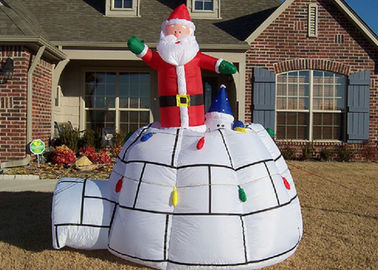 Decoraciones de la Navidad que hacen publicidad de Inflatables Papá Noel y tienda rojos grandes