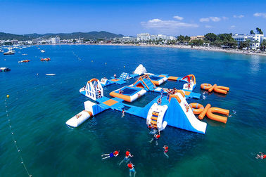 Parque inflable azul gigante adulto gigante del deporte para la isla Wake, equipo de deportes acuáticos para el océano