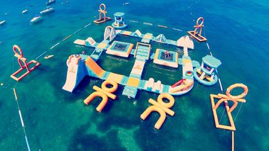 Parque inflable azul gigante adulto gigante del deporte para la isla Wake, equipo de deportes acuáticos para el océano