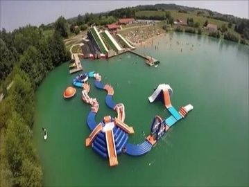Salto de agua inflable de Waterpark Tremplins de la aventura del centro turístico - laca - Arroques