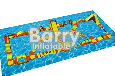 Carrera de obstáculos flotante inflable de los juegos del agua con la lona del PVC de 0.9m m Platón