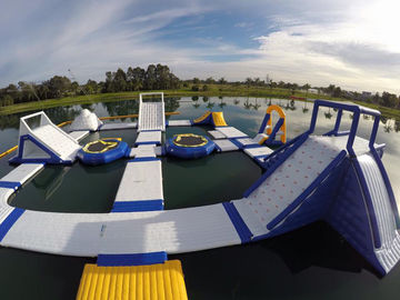 Parque inflable de la aguamarina de la carrera de obstáculos de los juegos azules del agua para el centro turístico de lujo