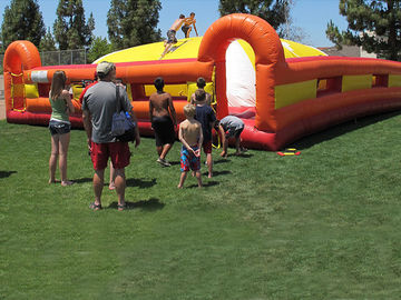 Montaña suave inflable de los juegos inflables al aire libre amarillos/rojos para competir con de los niños