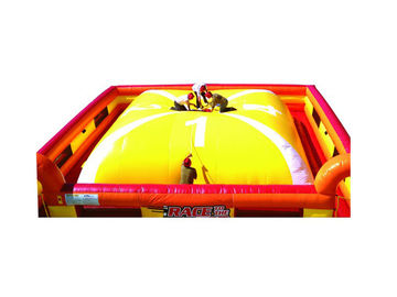 Montaña suave inflable de los juegos inflables al aire libre amarillos/rojos para competir con de los niños