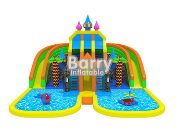 Nombres inflables del parque de atracciones del castillo divertido con la piscina y juguetes flotantes inflables