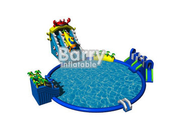 Equipo azul del parque de atracciones del seaworld con la piscina grande para el acontecimiento comercial