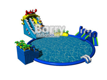 Equipo azul del parque de atracciones del seaworld con la piscina grande para el acontecimiento comercial