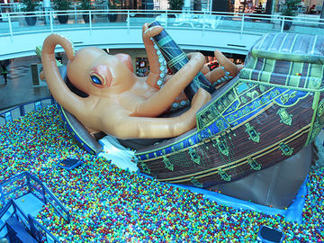 Parque inflable del agua del pulpo gigante interior del barco pirata con las bolas del hoyo para el centro comercial grande