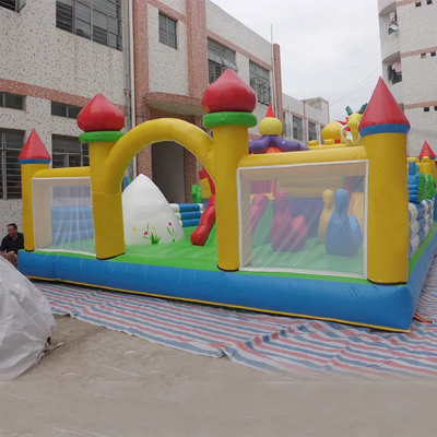 El parque de atracciones inflable amistoso del niño con el patio al aire libre de la impresión explota el castillo de salto