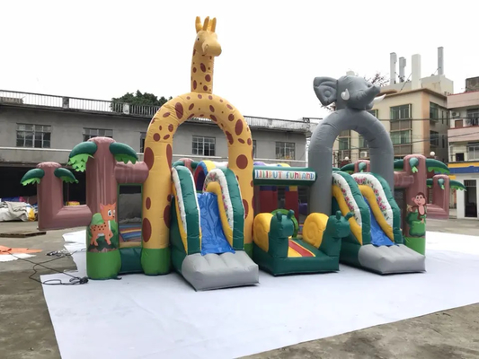 Castillo de salto inflable del parque de atracciones del tema de la selva del patio con la diapositiva