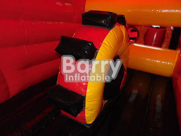 Carrera de obstáculos animosa del coche de bomberos inflable rojo atractivo gigante al aire libre