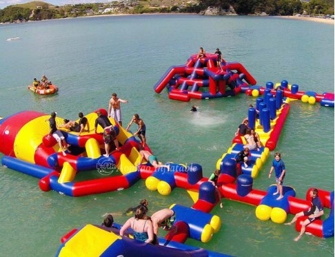 El parque acuático flotante inflable gigante personalizado explota el parque acuático