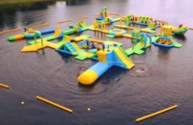 Parque acuático inflable flotante al aire libre 0.9mm Juegos de agua inflable de PVC