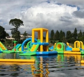 Parque acuático inflable flotante al aire libre 0.9mm Juegos de agua inflable de PVC