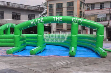 Diapositivas inflables grandes de la diversión del verde de la diapositiva inflable loca de la ciudad para la calle/el camino
