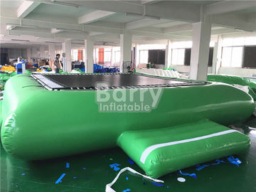 El agua inflable verde juega el trampolín del agua para el equipo flotante del parque del agua