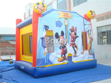 Los niños van de fiesta la casa interior de la despedida de Mickey Mouse de la gorila inflable con el ventilador