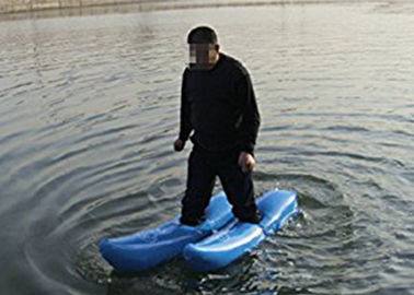 El paseo flotante de los juguetes en el agua calza los juguetes inflables del agua que caminan para el lago