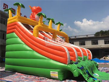 Tobogán acuático inflable del doble del dinosaurio del PVC para la piscina con la cama del aterrizaje