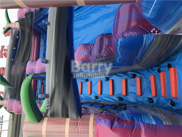 El adulto púrpura embroma los toboganes acuáticos inflables con la piscina, diapositiva del resbalón n