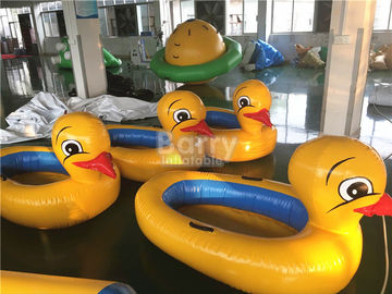 El animal amarillo grande del pato flota los juguetes inflables del agua para la piscina con la impresión del logotipo
