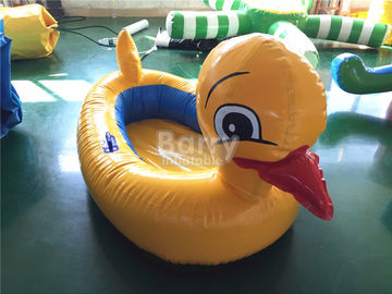 El animal amarillo grande del pato flota los juguetes inflables del agua para la piscina con la impresión del logotipo