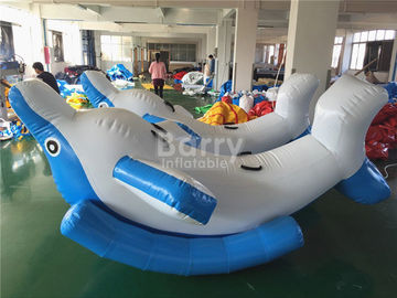 Los juguetes inflables del agua del verano para el lago, pequeños explotan el delfín