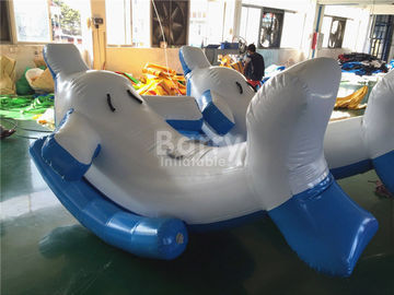 Los juguetes inflables del agua del verano para el lago, pequeños explotan el delfín