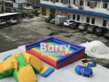 Juegos inflables al aire libre divertidos de salto inflables del deporte de la gorila inflable de la cama del arco iris para el patio
