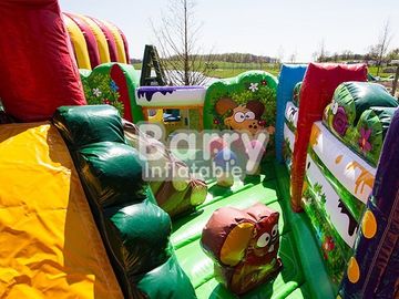 La aduana explota la carrera de obstáculos para la despedida de salto inflable del patio del tiempo del partido del niño