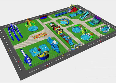 Agua inflable comercial del centro turístico con el parque con la diapositiva con la piscina en la tierra de tierra