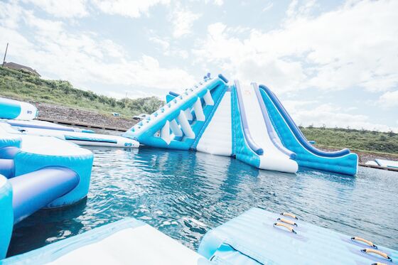 juegos flotantes inflables del parque del agua de la lona del PVC de 0.9m m para la piscina del hotel