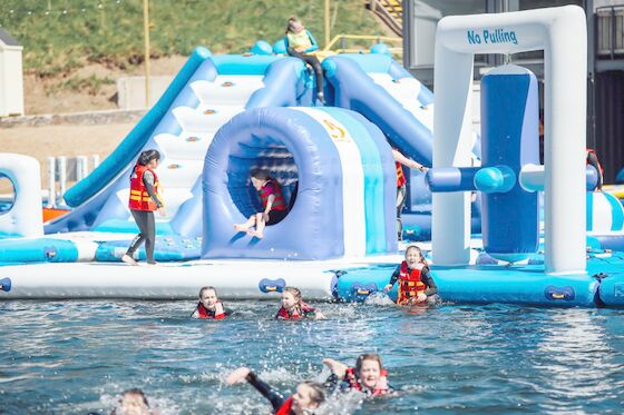 juegos flotantes inflables del parque del agua de la lona del PVC de 0.9m m para la piscina del hotel
