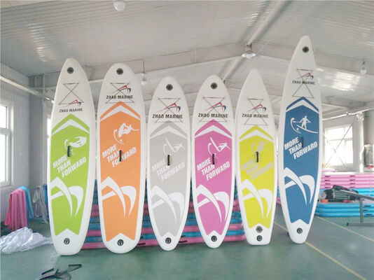 Del levantar tablero de paleta inflable de lujo que practica surf con los accesorios del sorbo