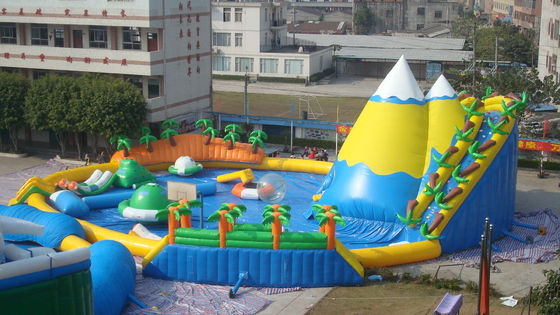 Parque inflable del agua de la resistencia de la lona ULTRAVIOLETA del PVC con la piscina atada bien